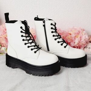 NWOB! Cushionaire Daria Lace-Up Chunky Platform Combat Boots
